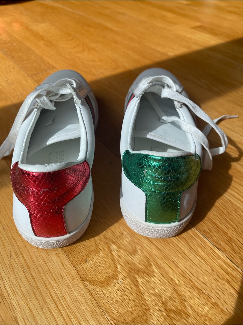 Women’s White Leather Low-Top Sneakers w/ Green and Red Stripe w/embroidered bee - Picture 3 of 8